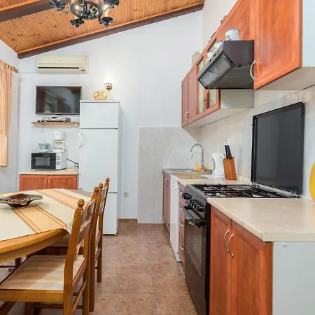 Holiday home Pet Friendly In With Kitchen