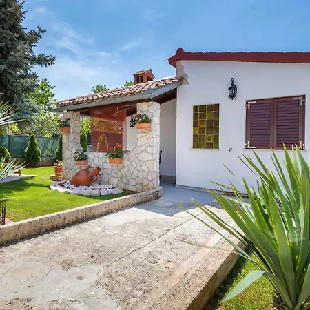Pet Friendly In With Kitchen Holiday home *