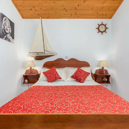 Pet Friendly In With Kitchen Holiday home