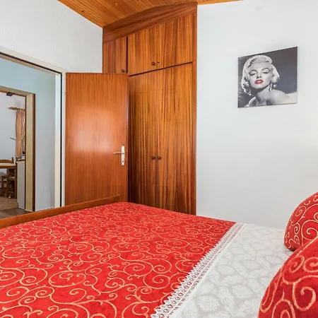 Pet Friendly In With Kitchen