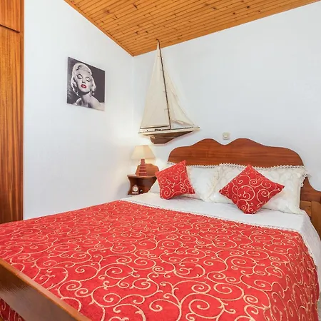 Holiday home Pet Friendly In With Kitchen