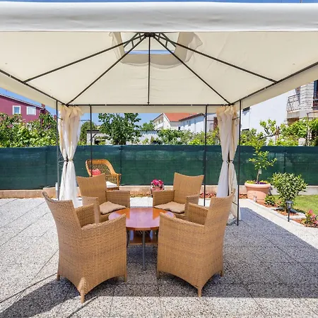 Pet Friendly In With Kitchen